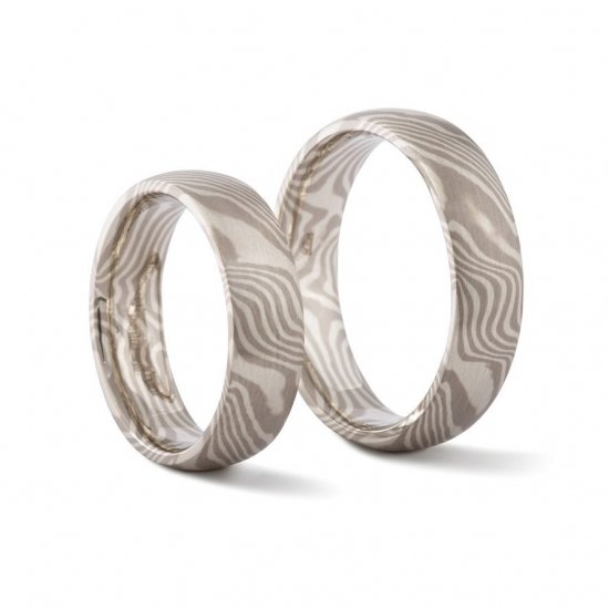 Ringe mit bewegter Maserung - In japanischer Schmiedetechnik fugenlos gefertigte Trauringe aus Palladium Silber. Durch starkes Tordieren des Grundmaterials entsteht eine bewegte Maserung.