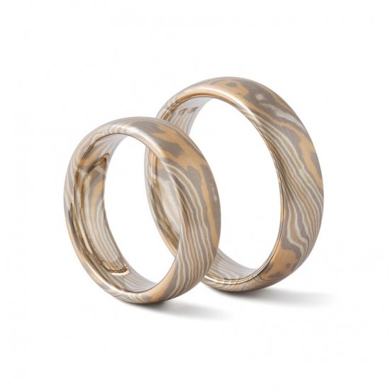 Hochzeitsringe mit organischer Maserung aus Palladium, Roségold, Graugold und Silber. Durch die unterschiedlich dicken Linien wirkt die Maserung organisch und sehr natürlich.