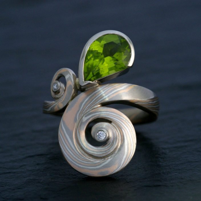 Cocktailring - schneckenförmig mit Peridot und Mokume Gane