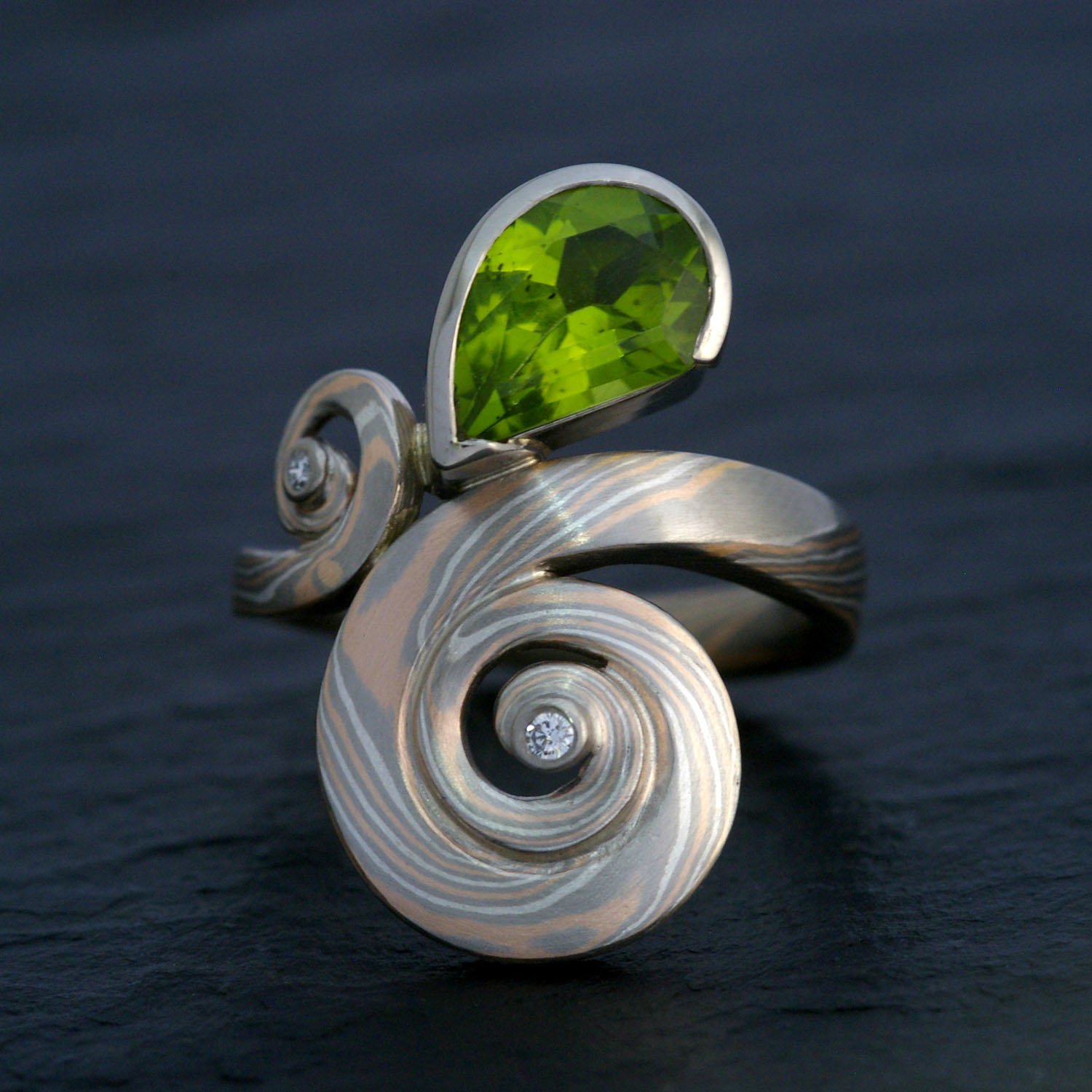 Cocktailring - schneckenförmig mit Peridot und Mokume Gane