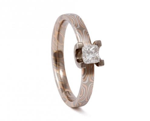 Verlobungsring - aus Mokume Gane mit Diamant im Prinzesscut