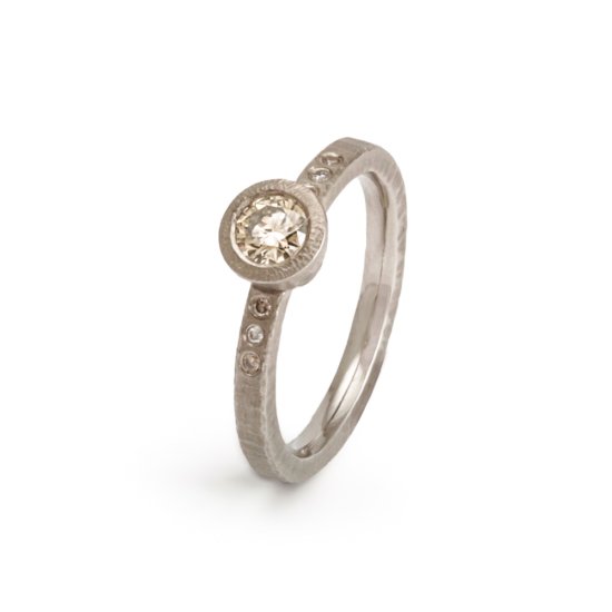 Alternativer Diamantring mit champagnerfarbenen Brillanten