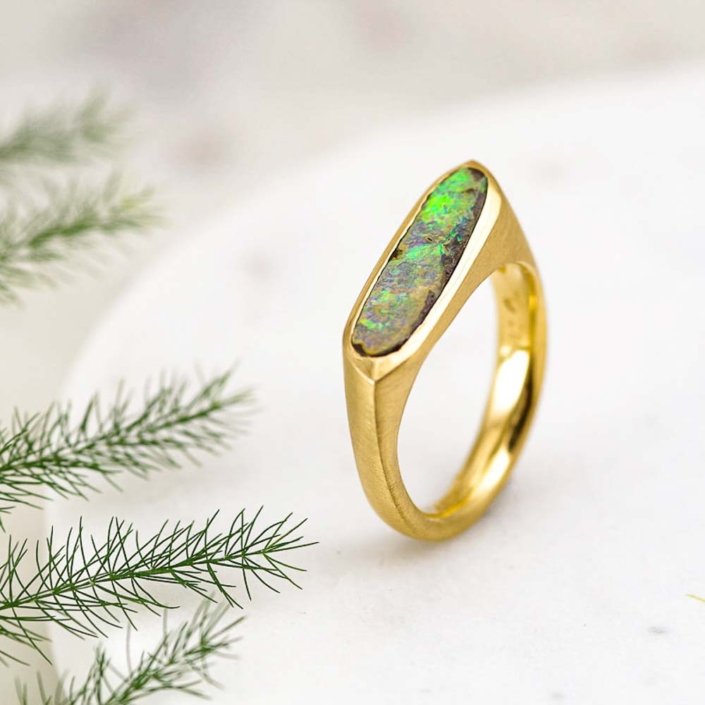 Einzelstück, Grünlich schillernder Opal gefasst in einem skulpturaler Ring aus Gold