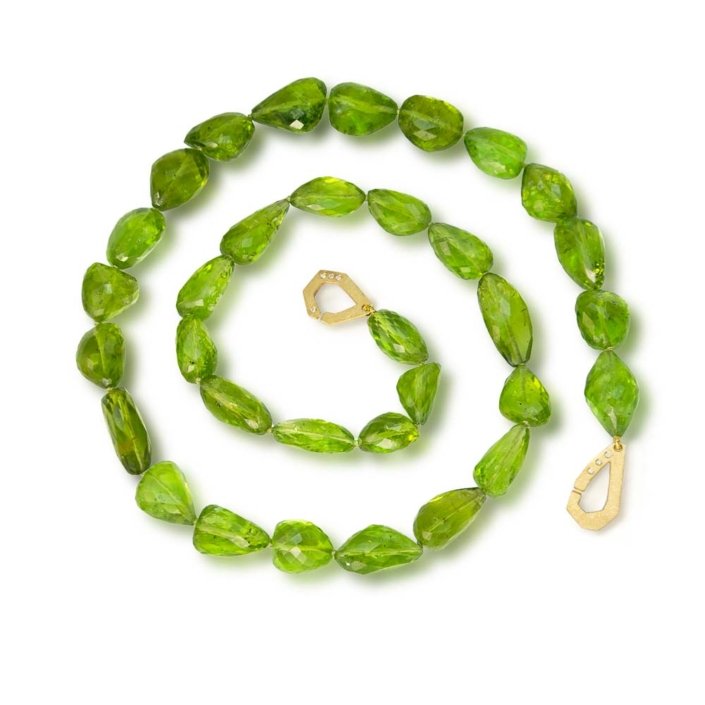 Schmuck-Unikate, Kette aus unregelmäßig, facettiertem Peridot und einer Steckschließe aus Gold